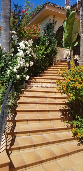 Foto f2d27ace-c999-4d5b-8ec4-427b696f119e. Chalet mit parking pool in Los Llanos Estepona