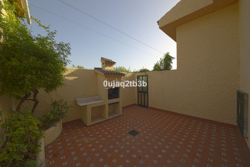 Foto 88defe47-2243-4917-b9ca-f0bacb1c61f8. Chalet con parcheggio piscina in Los Llanos Estepona