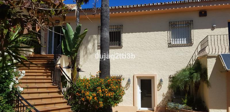 Foto cc690c78-0b51-4653-b112-5461e6af3c26. Chalet con parcheggio piscina in Los Llanos Estepona