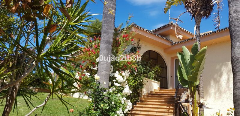 Foto d5aeba7b-7830-4a70-ade1-ced959f570bf. Xalet amb aparcament piscina a Los Llanos Estepona
