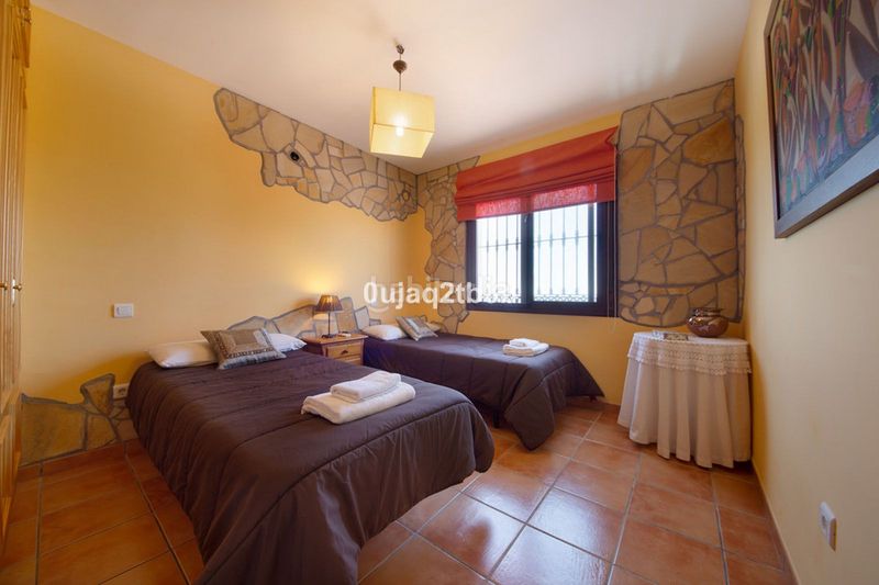 Foto 0681fa16-2d13-41c8-9993-b5e4275b9276. Chalet avec parking piscine dans altos de Estepona Estepona