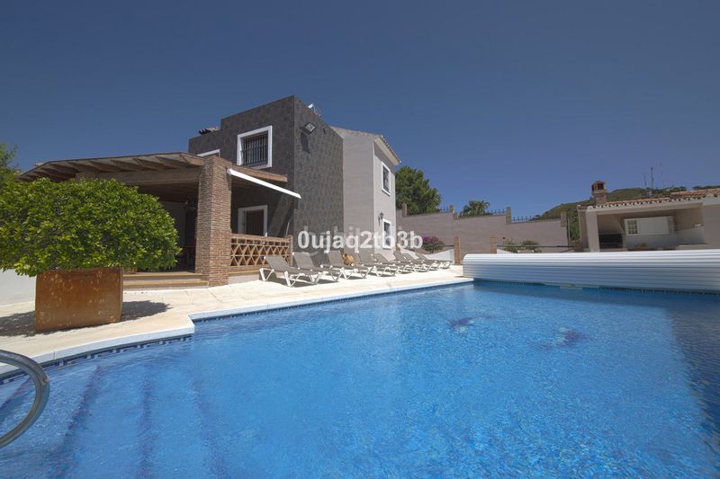 Foto 0b3a6cbf-bcde-4d6d-964c-b0794ebfb4a5. Chalet avec parking piscine dans altos de Estepona Estepona