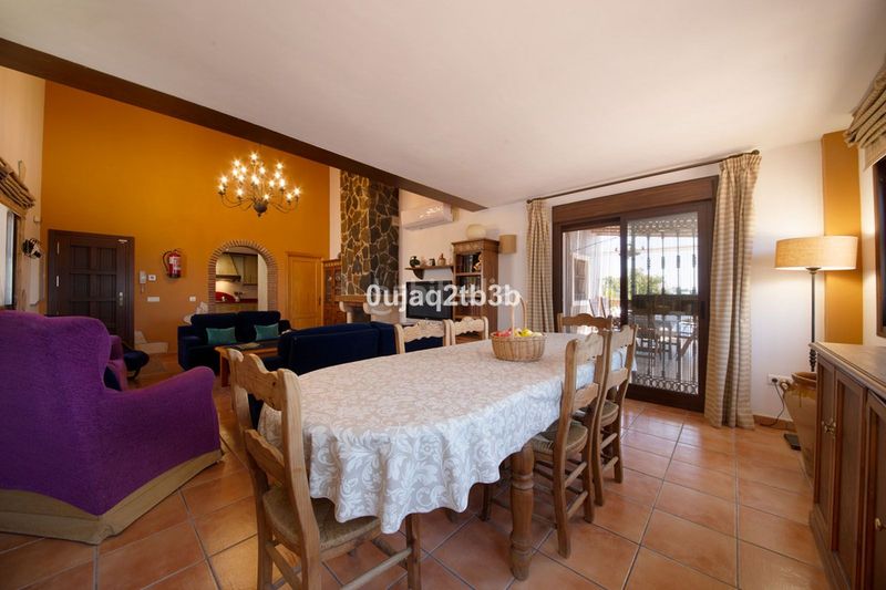 Foto 0b5745cd-5364-4037-8ef6-c7592844e082. Chalet avec parking piscine dans altos de Estepona Estepona
