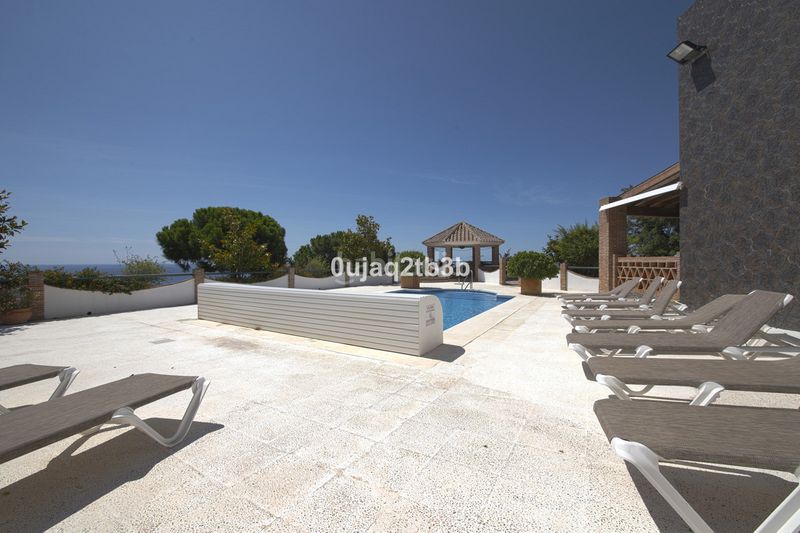Foto 4074dacf-456f-46d4-b93f-c2ed8713b512. Chalet avec parking piscine dans altos de Estepona Estepona