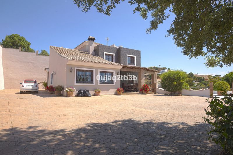 Foto 5d3b8d9c-a31d-40bc-8f2d-cbde842ebfc3. Chalet avec parking piscine dans altos de Estepona Estepona