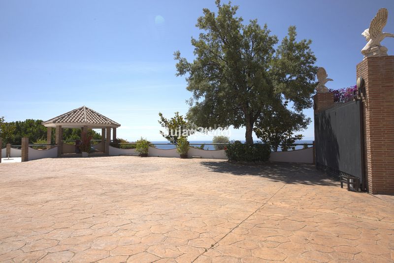 Foto 9187b537-ff39-404b-93f5-a60d98897648. Chalet avec parking piscine dans altos de Estepona Estepona