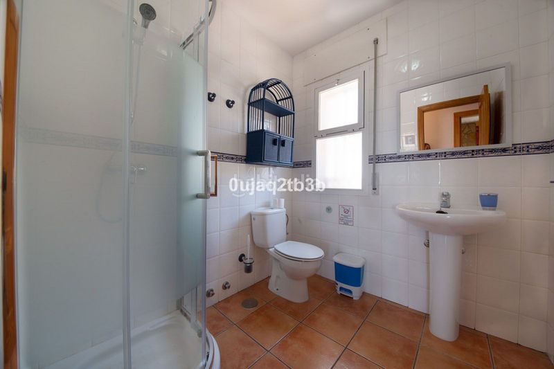 Foto 9c08a2b1-c6c7-489e-bd90-99b2154a3b77. Chalet avec parking piscine dans altos de Estepona Estepona