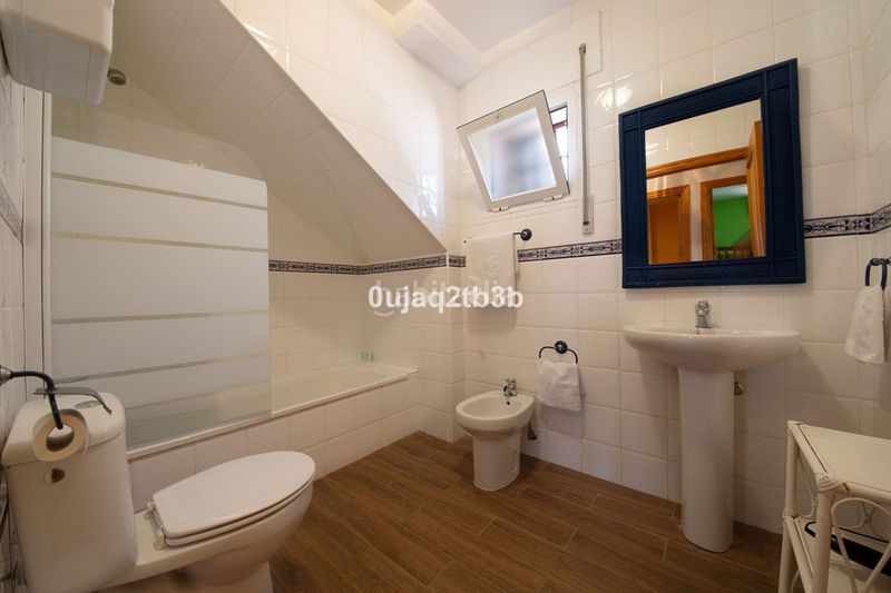 Foto a7a5fcd4-00f9-4a95-90ba-3ad7a3bf8781. Chalet avec parking piscine dans altos de Estepona Estepona