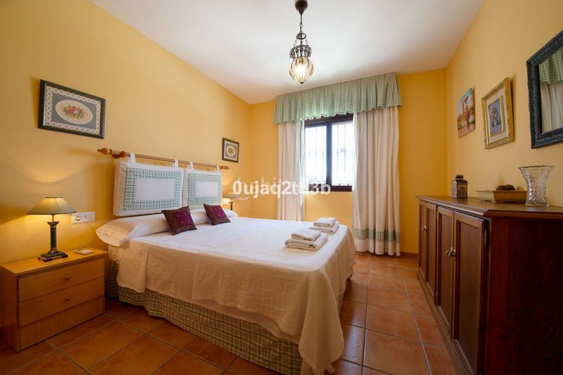 Foto cce22d95-5f18-4f9f-84a8-28a13683aec7. Chalet avec parking piscine dans altos de Estepona Estepona