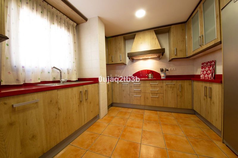 Foto cd361250-1b93-4d25-9fee-166961d080d5. Chalet avec parking piscine dans altos de Estepona Estepona