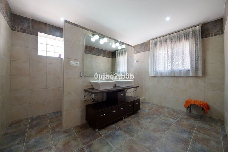 Foto eab8aace-3e15-45f4-9228-e725ea896a69. Chalet avec parking piscine dans altos de Estepona Estepona