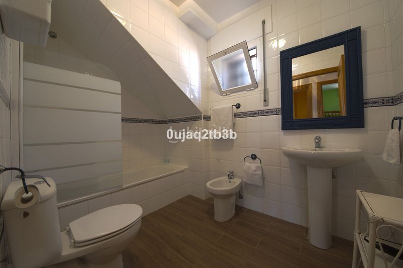 Foto fd7a678f-0b2a-4000-8ee5-3e27ca974487. Chalet avec parking piscine dans altos de Estepona Estepona