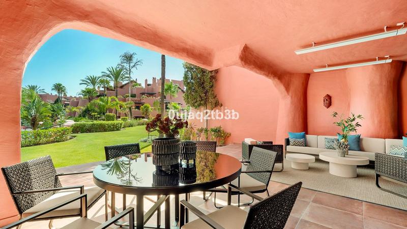 Foto cdd4cec6-d2c0-40c9-a6ee-38ea53edde74. Ground floor with pool in Guadalmansa Estepona