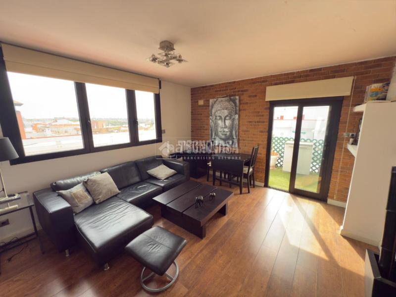 Foto 8a3feb4a-3b26-4b24-b823-59d4dc655385. Dachwohnung mit heizung in Fuente del Berro Madrid