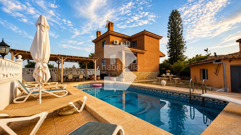 Foto ed59d669-1e76-4614-aaf2-d12cd4cc129d. Xalet amb xemeneia calefacció aparcament piscina a Busot