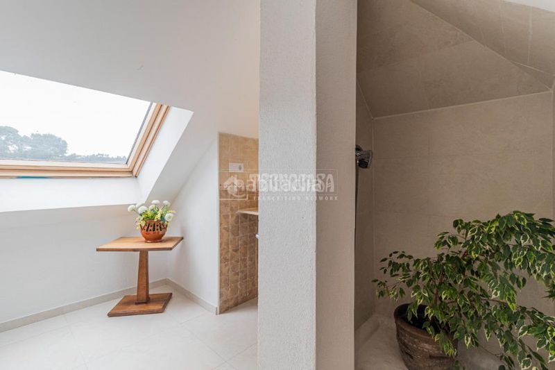 Foto 6bf9ce7a-89a9-4079-88f2-d0648cbae7f2. Casa amb aparcament a Valldoreix Sant Cugat del Vallès