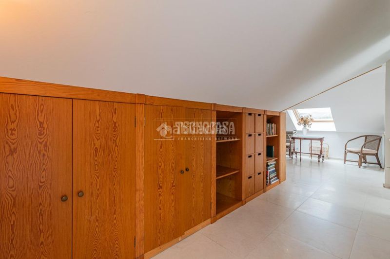Foto b9ada4f9-381b-41c2-945c-4eb8f7711160. Casa amb aparcament a Valldoreix Sant Cugat del Vallès