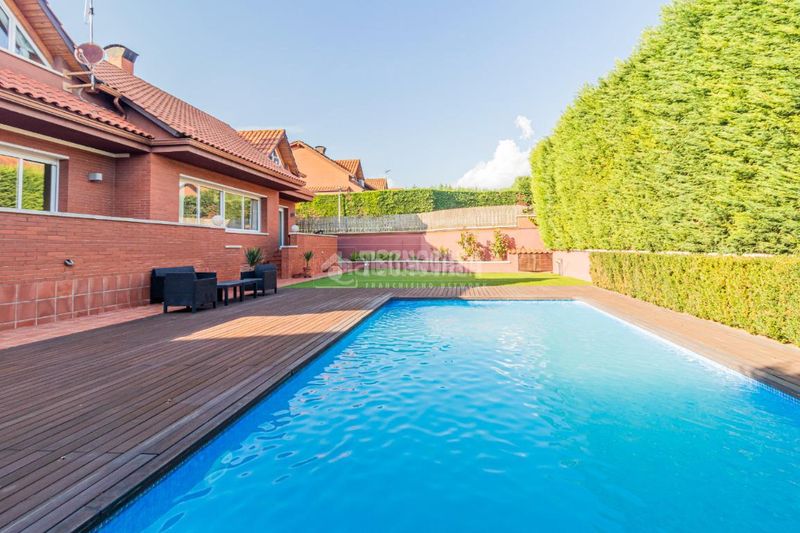 Foto 7516e8ea-0526-4358-9717-8a3cec3320e0. Casa amb calefacció aparcament a Mira-sol Sant Cugat del Vallès