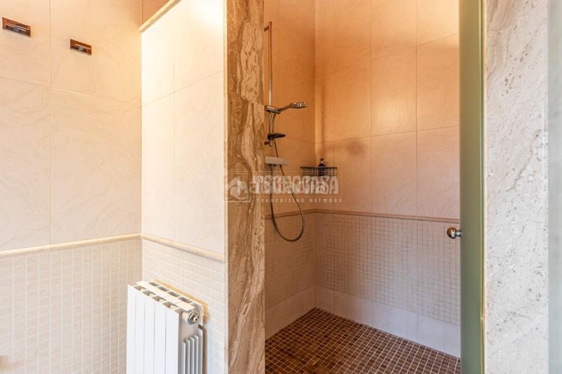 Foto 7b6d44d5-3b56-4be3-9a94-5a789dc6bf08. Casa amb calefacció aparcament a Mira-sol Sant Cugat del Vallès