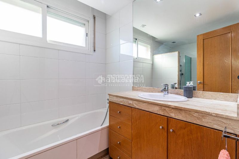 Foto e543cb44-90ca-44ca-8156-512ab82558e6. Casa amb calefacció aparcament a Mira-sol Sant Cugat del Vallès