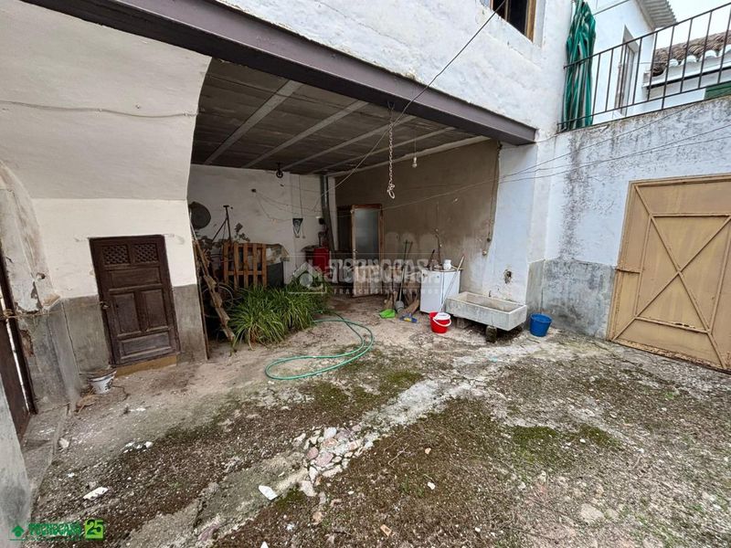 Foto 681763d9-a8f9-4449-8cda-71b46819bcf3. Casa aparellada amb calefacció aparcament a Almagro