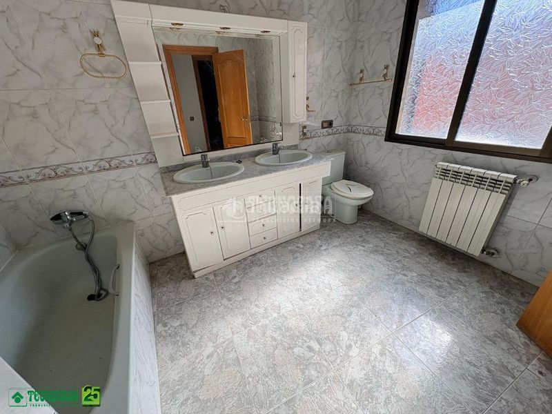 Foto 0a431fda-a80b-4d2d-a70d-a0a0b7dd8497. Casa aparellada a Almagro