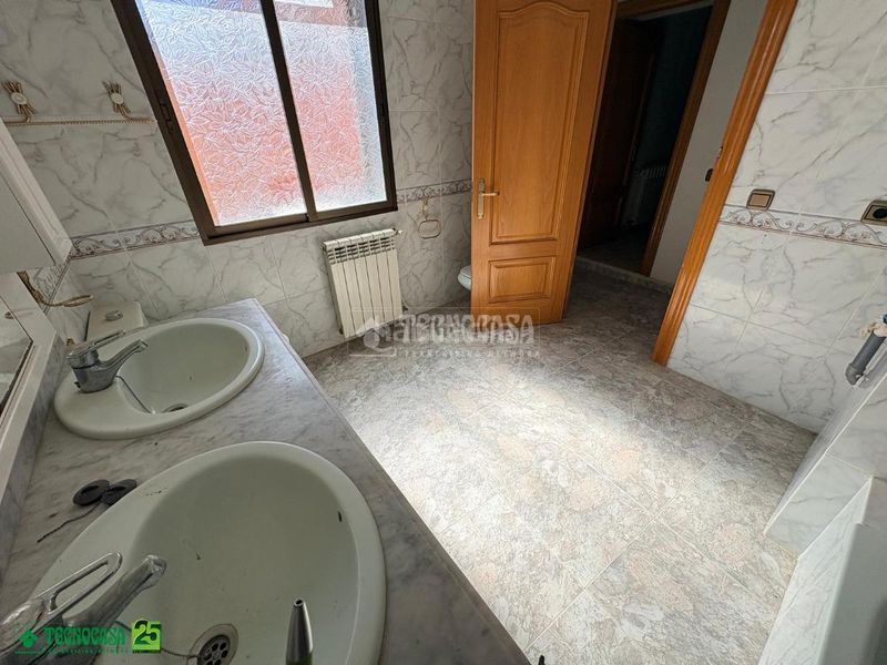 Foto 10d7eaf8-af79-4be6-b11a-7783c44f2ac9. Casa aparellada a Almagro