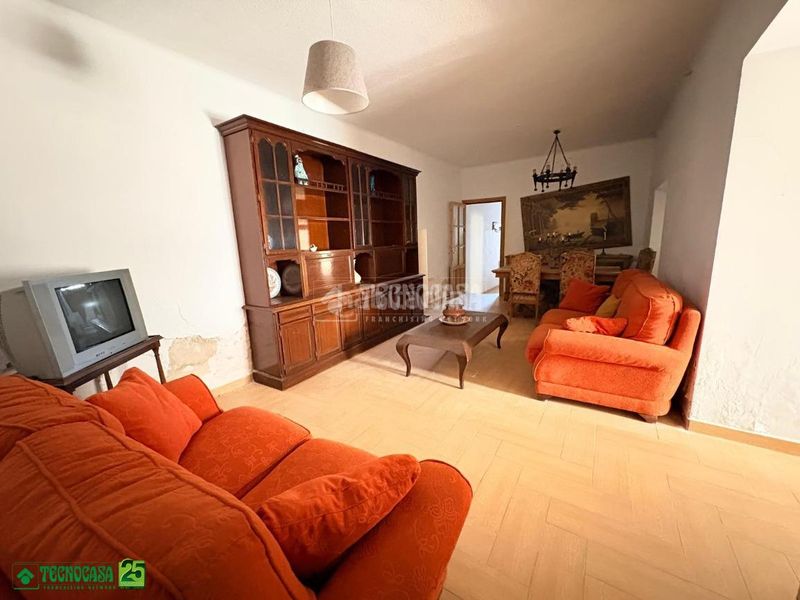 Foto 905ccb55-3557-4221-b594-a371281199c7. Casa aparellada a Almagro