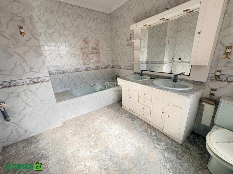 Foto abc6774a-91aa-48b8-b9b4-26d81cc63405. Casa aparellada a Almagro