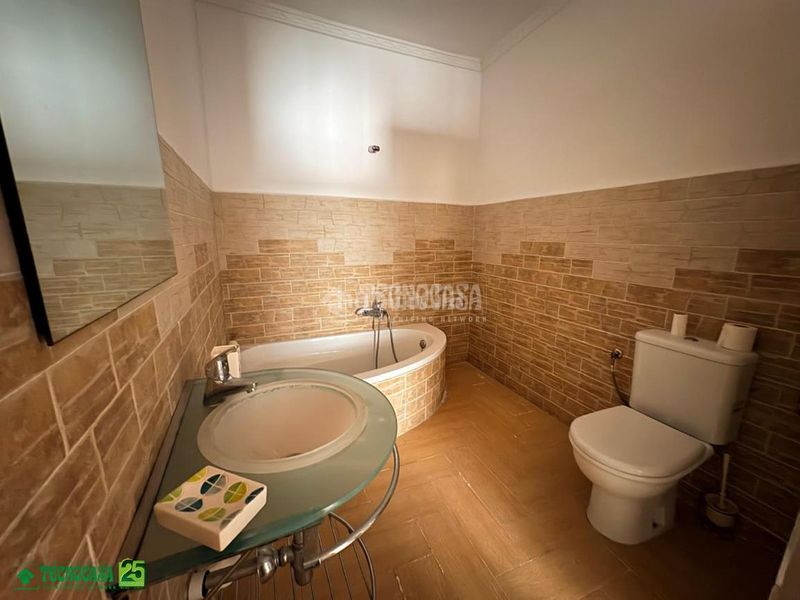 Foto fd68d9cf-87cf-4dd3-9759-3c66130f4e54. Casa aparellada a Almagro
