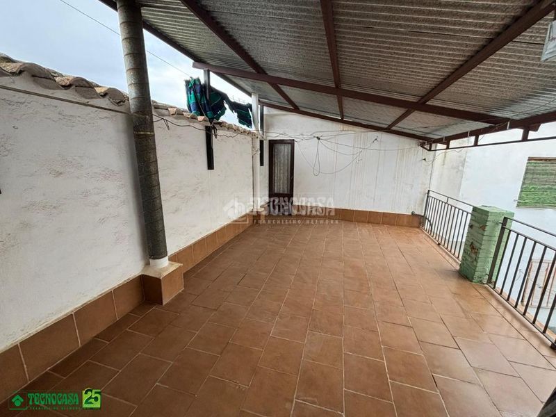 Foto 45f237d4-2b2e-412e-8115-ce5e4ad76af7. Casa aparellada a Almagro