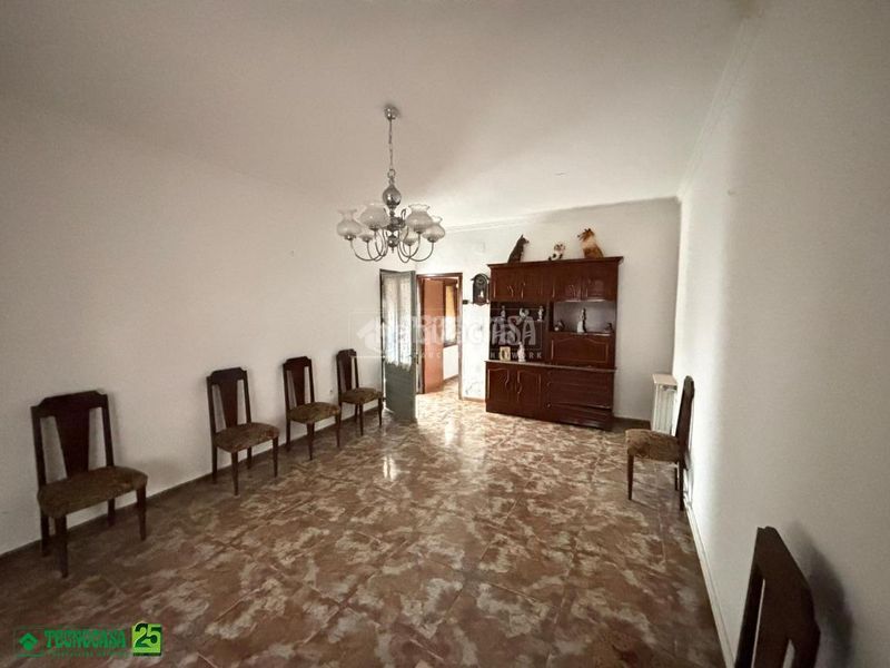 Foto effa5a40-7672-4d79-8141-bd330e6481c3. Casa aparellada a Almagro