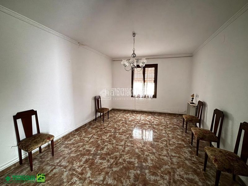 Foto f890e4b8-44f6-4b3f-87b2-291c79f22fe6. Casa aparellada a Almagro