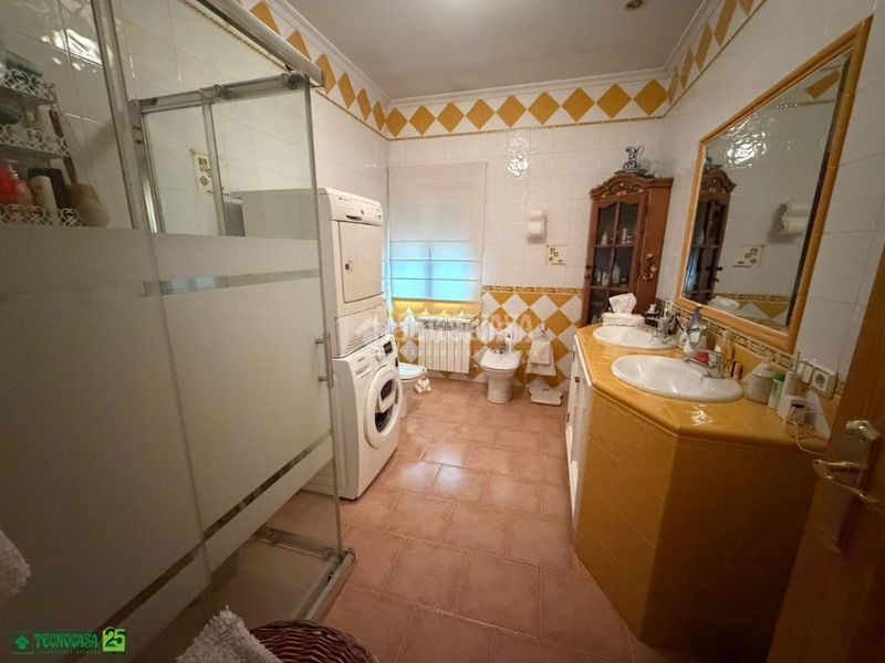 Foto f59676f5-eb61-423d-82fe-49aa1f086a3c. Casa amb calefacció a Almagro