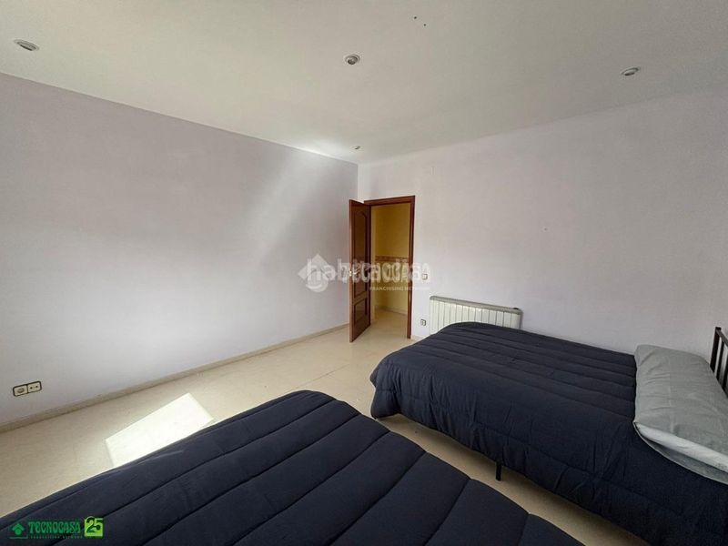 Foto 8d93d43f-8dc3-4604-81fb-bf24a0d8efd0. Casa aparellada a Centro Puertollano