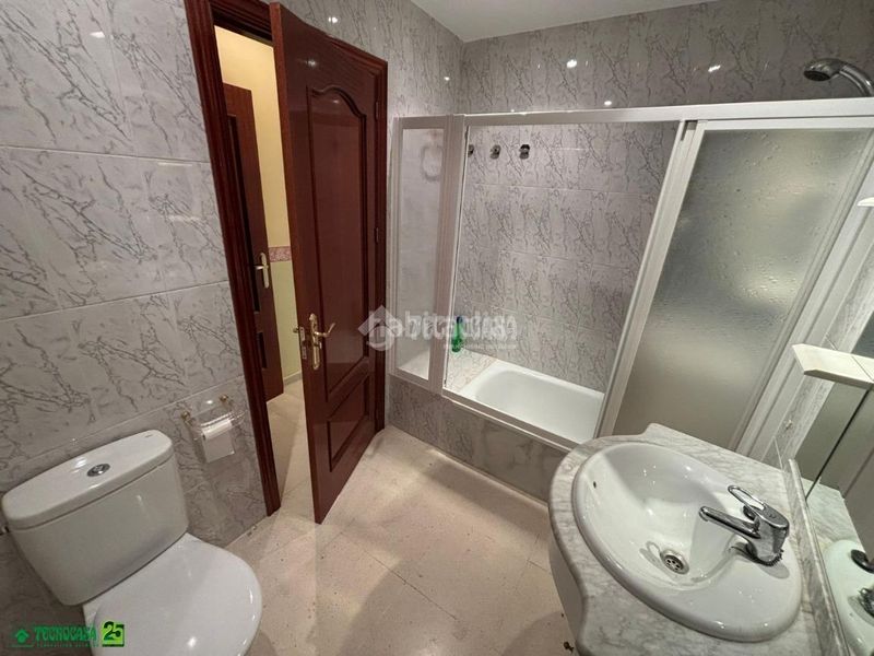 Foto ab278410-4908-45d8-8283-bfa5585a932a. Casa aparellada a Centro Puertollano