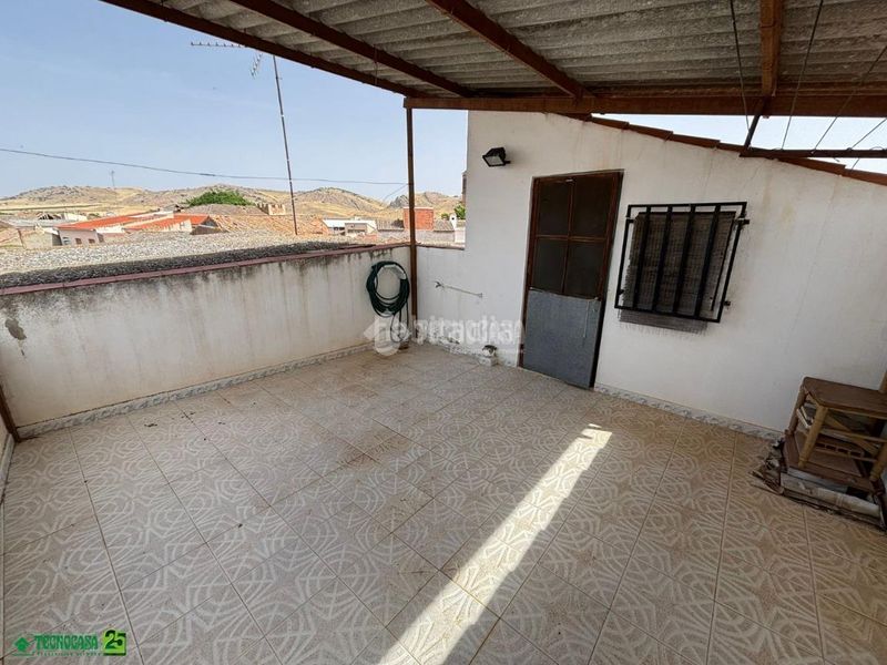 Foto c42107b8-aa49-4566-8886-56c7a96e1448. Casa aparellada a Centro Puertollano