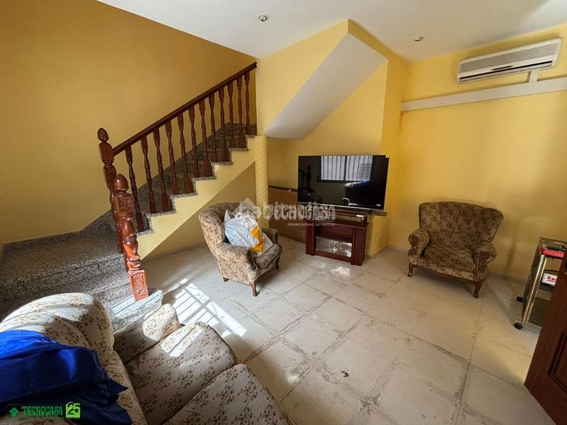 Foto f388853d-bb38-4747-82e4-690a5b09a980. Casa aparellada a Centro Puertollano