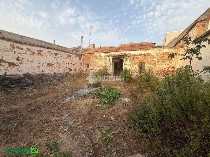 Foto 0e9249c6-ad5a-4779-8f48-2da8efb0b5b0. Casa aparellada a Bolaños de Calatrava