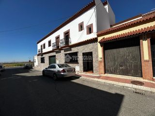 Casa aparellada a Alcalá del Río. Casa en venta en alcalá del río
