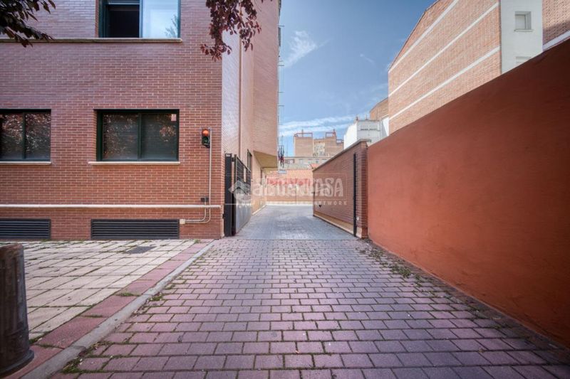 Foto e4acd452-68bf-45f0-b10a-7e66bc997094. Aparcament cotxe a Plaza de Toros Valladolid