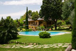 Xalet a Begues. Villa unifamiliar con piscina climatizada rodeada del entorno na