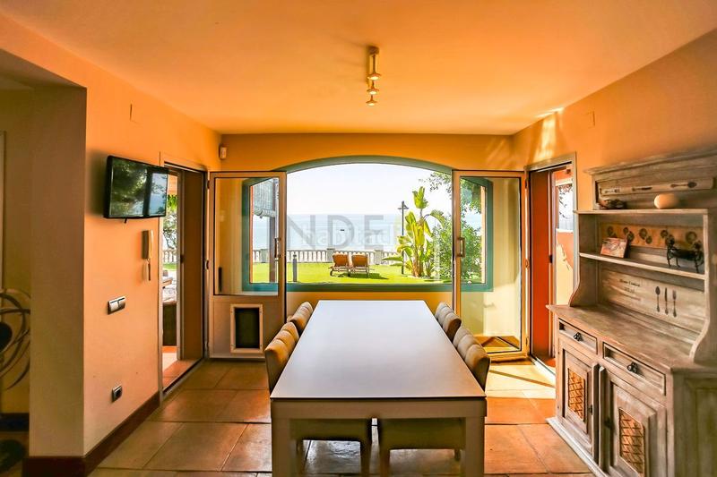 Foto 7fa5d3b5-6acc-4a68-aff5-559fcc8d55f6. Alquiler casa preciosa villa frente al mar mediterráneo en Vilanova i la Geltrú