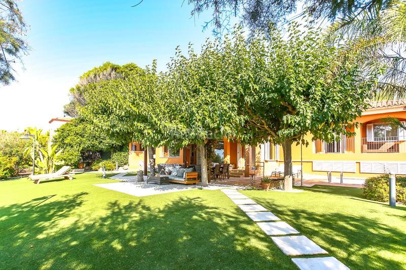 Foto 933eee43-8b87-490f-8782-f3e3182c1bfb. Alquiler casa preciosa villa frente al mar mediterráneo en Vilanova i la Geltrú