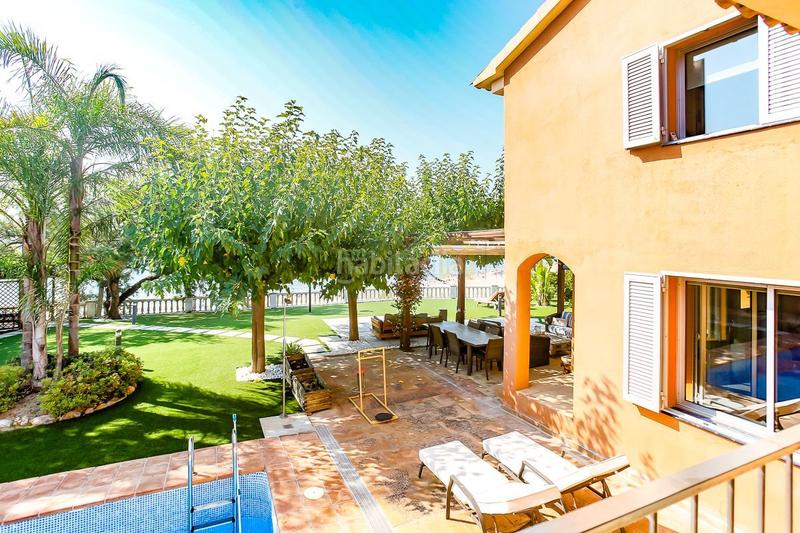 Foto bd191a83-4367-4361-bf8d-bf52f68b0e0b. Alquiler casa preciosa villa frente al mar mediterráneo en Vilanova i la Geltrú