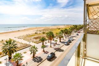 Appartement à Les Salines-Pla de Sant Pere. Ático en primera línea de mar en cubelles