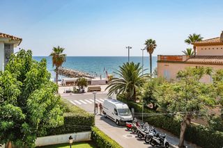 Apartment in Can Girona - Terramar - Vinyet. Despierta con el susurro del mar... ático luminoso en primera lí