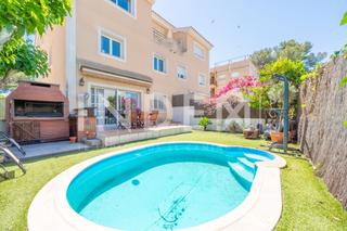 Casa adossada a Vallpineda-Santa Brbara. Casa adosada con piscina privada en venta en vallpineda