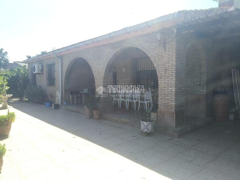 Foto e005fe28-feb1-47c2-bcf6-295c92f3d79b. Casa con parcheggio in La Motilla - Fuente del Rey Dos Hermanas