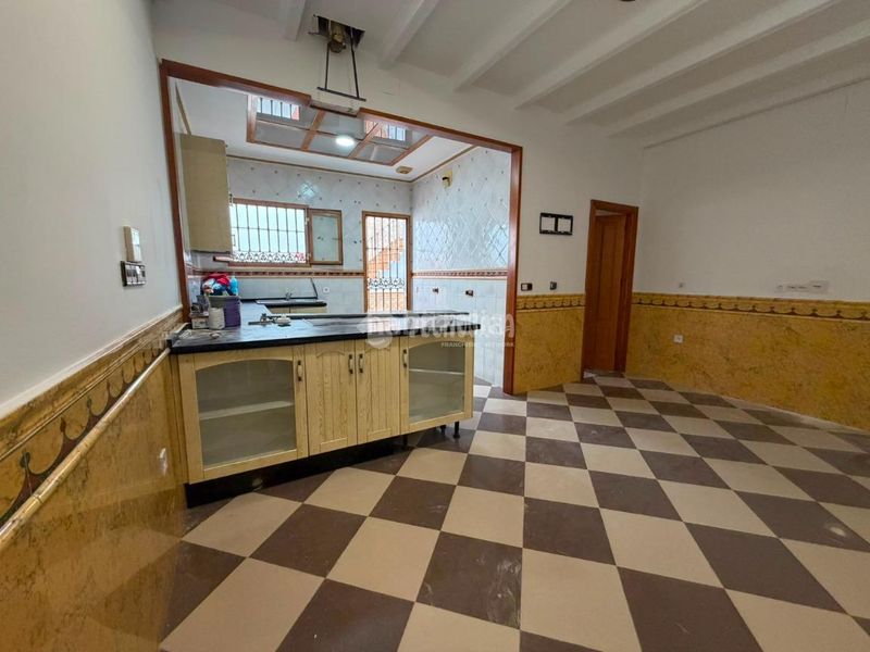 Foto e9af1497-d847-4ab0-9faa-ca1723541931. Casa amb aparcament a Centro - Doña Mercedes Dos Hermanas